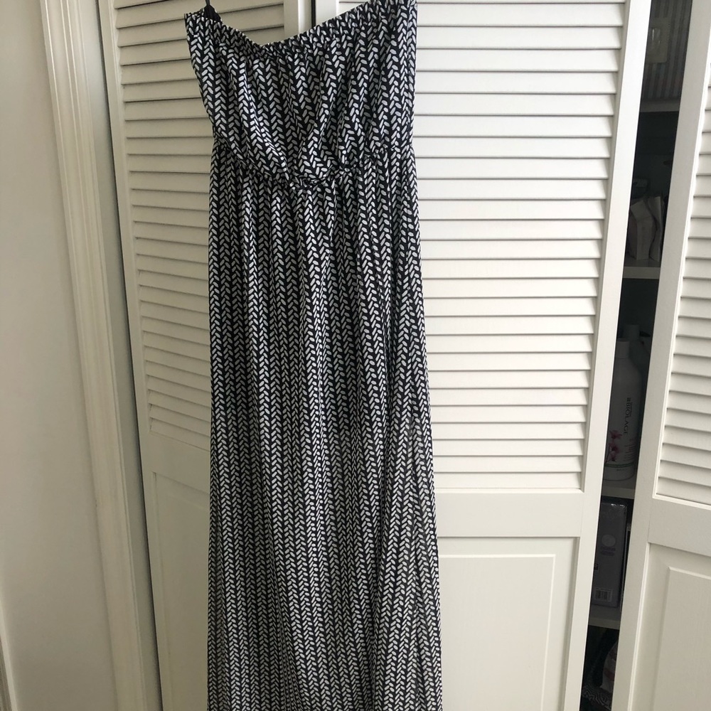 Strapless black & white maxi with black mini 🖤🤍